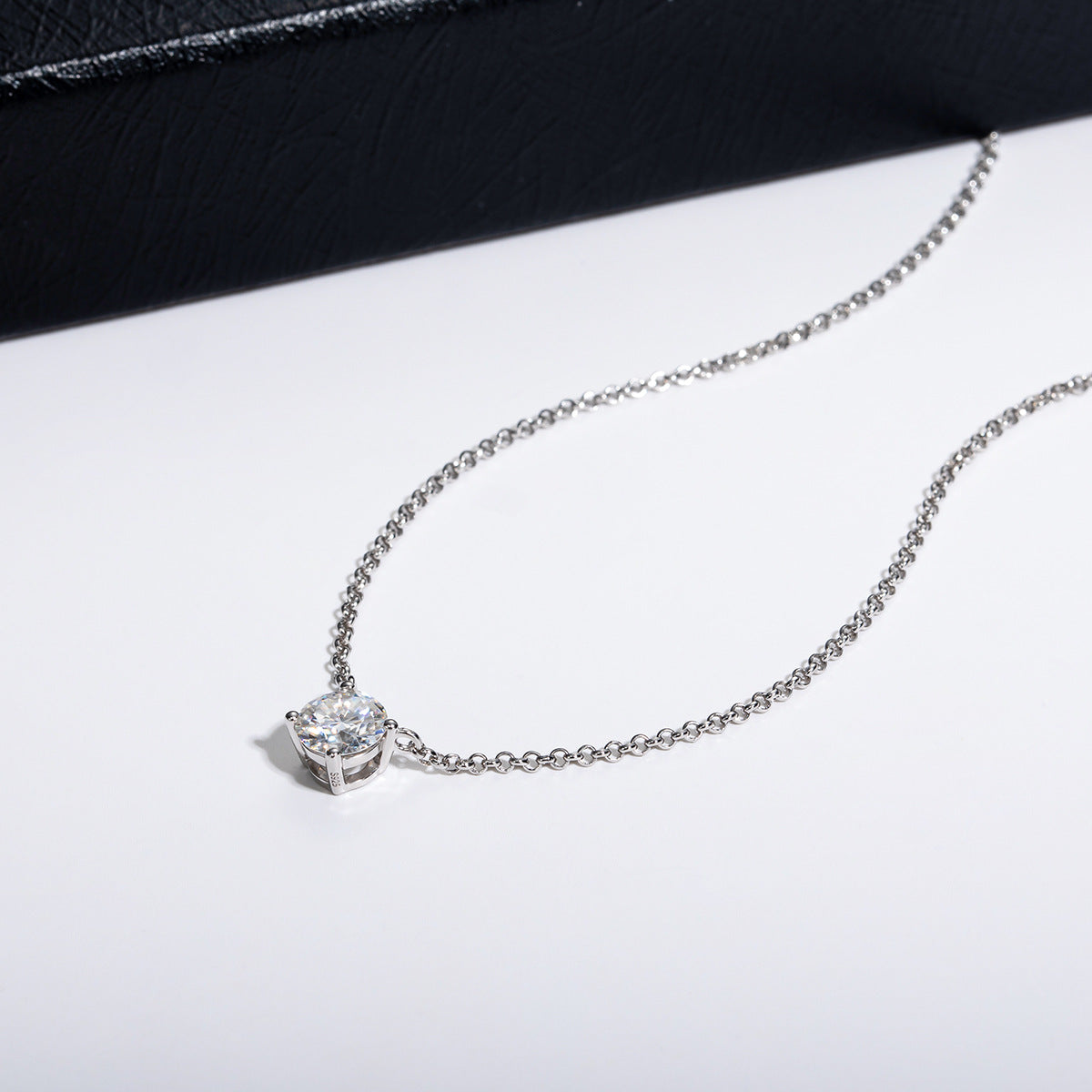 Moissanite Four-claw Round Necklace