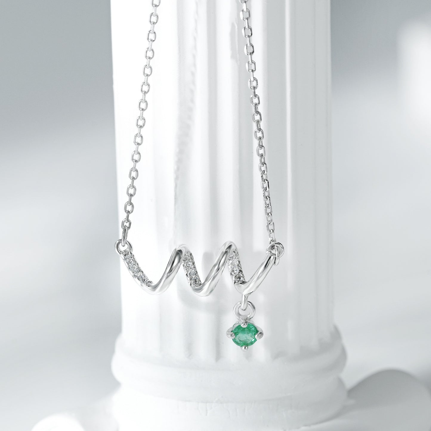 Trends Necklace Versatile Jewelry S925 Silver with Emerald Pendant