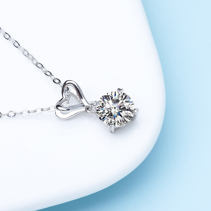Four-claw Moissanite Love Necklace