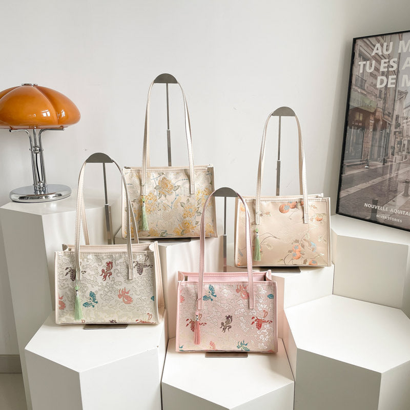 A Versatile Large-Tote Bag