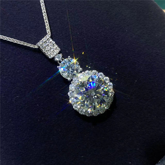 Moissanite Pendant Of Drip Type Necklace